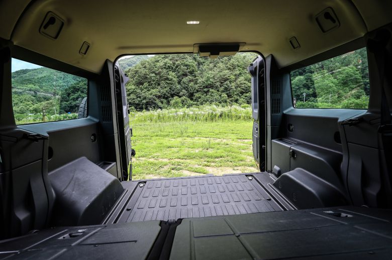 차체 전고가 높고 적재 공간이 넉넉한 그레나디어는 차박에도 유리하다. 실내는 간결하지만 기능 위주 설계로 활용도가 높다.