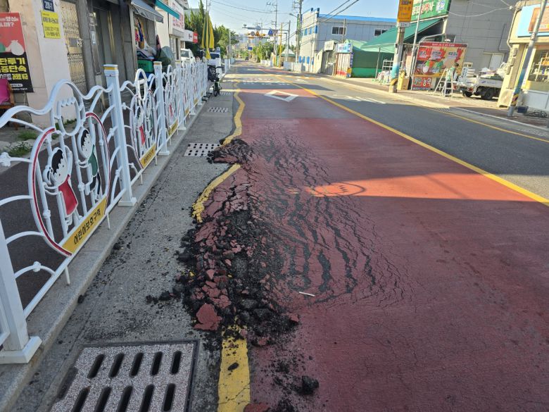 지난 7일 울산 북구의 한 도로가 폭염 속에 녹아내린 듯 파손됐다. 연합뉴스
