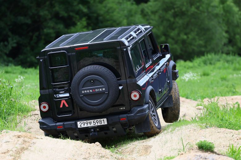 그레나디어는 오프로드 성능에 초점을 맞춘 만큼, 온로드 승차감과 조향 민첩성에서는 일정 부분 타협이 필요하다.