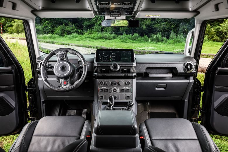 실내는 직선 중심의 간결한 구조와 물리 버튼 위주 조작계로 구성돼 있다. 항공기 계기판을 연상시키는 컨트롤 패널이 특징이며, 장식보다 실용성을 우선한 설계가 돋보인다