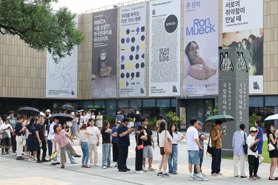 '론 뮤익' 전시 마지막날인 13일 국립현대미술관. 관람객들은 오전 10시인 개관시간 약 1시간 전부터 야외에서 줄을 섰다. 양산과 휴대용 선풍기는 물론 휴대용 의자까지 눈에 띄었다. 우상조 기자