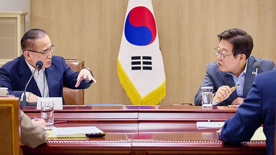 (이재명 대통령이 10일 서울 용산 대통령실에서 열린 국가안전보장회의(NSC) 전체회의에서 위성락 국가안보실장과 대화하고 있다. 대통령실 제공