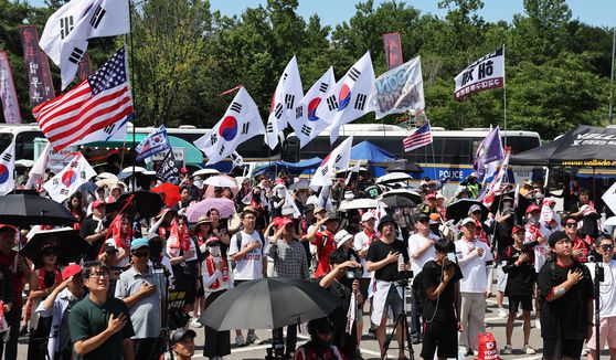 지난 12일 경기도 의왕시 서울구치소 앞에서 윤석열 전 대통령 지지자들이 재구속된 윤 전 대통령 석방을 촉구하는 집회를 열고 있다. 연합뉴스