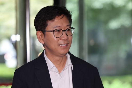 배경훈 과학기술정보통신부 장관 후보자가 지난달 25일 오전 서울 종로구 광화문 우체국에 마련된 인사청문회 준비 집무실로 출근하고 있다. 뉴시스