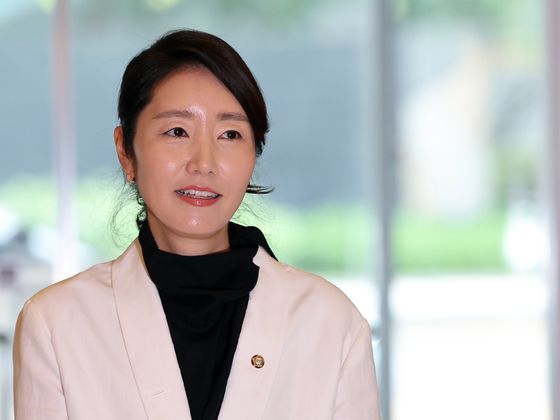 강선우 여성가족부 장관 후보자가 지난달 26일 오후 서울 종로구 이마빌딩에 마련된 인사청문회 사무실로 출근하고 있다. 뉴스1