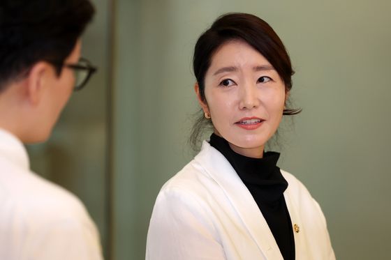 강선우 여성가족부 장관 후보자가 지난달 26일 오후 서울 종로구 이마빌딩에 마련된 인사청문회 준비 사무실에 출근하며 취재진 질문에 답변하고 있다. 뉴시스