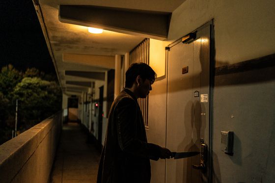 영화 '노이즈'의 아래층 남자(류경수)는 ″층간소음 때문에 못살겠다″며 주인공 주영(이선빈)에게 매일 살기등등한 협박을 한다. 사진 바이포엠스튜디오