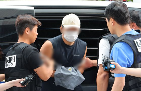 지난 10일 경기 김포시 한 단독주택에서 60~70대 부모와 30대 형 등 일가족 3명을 흉기로 살해한 혐의를 받는 30대 A씨가 13일 부천시 원미구 인천지방법원 부천지원에서 열린 구속 전 피의자 심문(영장실질심사)에 출석하고 있다. 연합뉴스