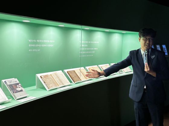 이재호 국립제주박물관 학예연구사가 지난 3일 제주학 관련 전시품에 대해 설명하고 있다. 사진 최충일