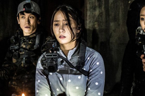 영화 '곤지암'의 한 장면. 폐건물을 배경으로 펼쳐지는 공포영화다. 사진 쇼박스