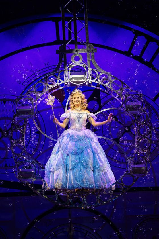 버블 머신을 타고 등장한 착한 마녀 '글린다'. 사진 Jeff Busby. 에스앤코