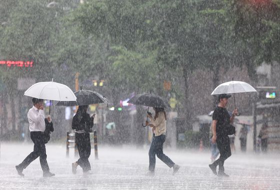 지난 8일 오후 서울 종로구 종각역 인근에서 우산을 쓴 시민들이 발걸음을 재촉하고 있다. 뉴스1