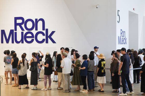 '론 뮤익' 전시의 마지막 코스는 '스틸 라이프: 작업하는 론 뮤익' 영상. 약 1시간 동안 현장을 돌아본 박모씨(35)는 "SNS에선 신기하고 흥미로운 이미지였는데, 작업 과정까지 보고나니 마음이 무거웠다"며 "작업 영상까지 볼 수 있어 좋았다"고 전했다. 우상조 기자