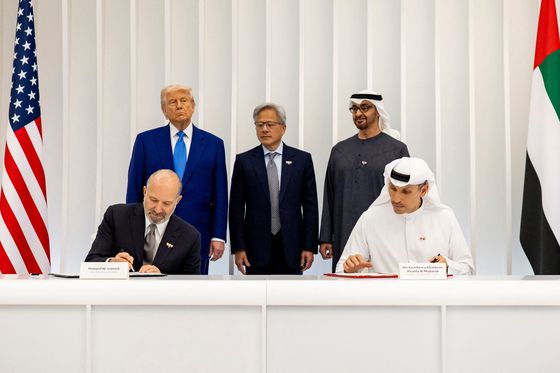 지난 5월 15일(현지시간) 아랍에미리트(UAE) 아부다비에서 하워드 러트닉 미국 상무부 장관과 칼둔 칼리파 알 무바라크 무바달라 최고경영자(CEO, 앞줄 왼쪽부터)가 미국-UAE 인공지능(AI) 가속화 파트너십 협정에 서명하고 있다. 서명을 지켜보는 도널드 트럼프 미국 대통령, 젠슨 황 엔비디아 CEO, 셰이크 모하메드 빈 자이드 알 나흐얀 UAE 대통령(뒷줄 왼쪽부터). AFP=연합뉴스