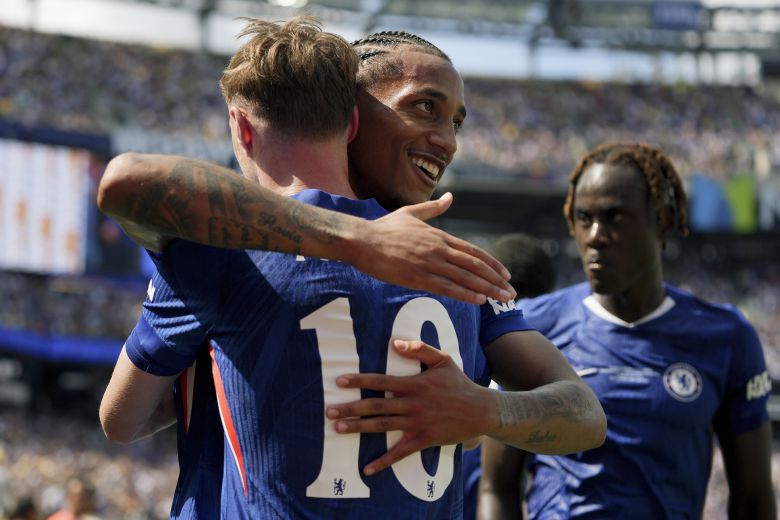 첼시 주앙 페드루가 콜 파머를 안아주고 있다. [AP=연합뉴스]