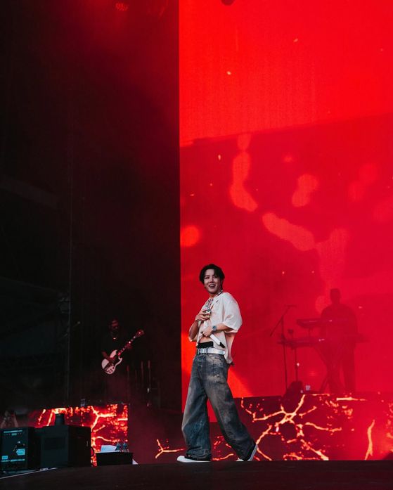 제이홉은 롤라팔루자 베를린 무대에서 춤, 노래, 랩을 모두 소화하며 다재다능한 면모를 보였다. 사진 롤라팔루자 인스타그램