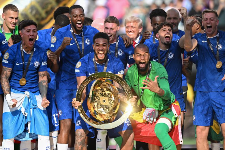 첼시 선수들이 클럽월드컵 우승 트로피를 들어 올릴 때까지, 도널드 트럼프 미국 대통령은 시상대를 떠나지 않고 정중앙에 계속 서 있었다. [신화=연합뉴스]