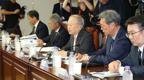 손경식 한국경영자총협회 회장이 14일 서울 마포구 경총회관에서 열린 더불어민주당 환경노동위원회와의 노동정책 간담회에서 모두발언을 하고 있다. 사진 경총