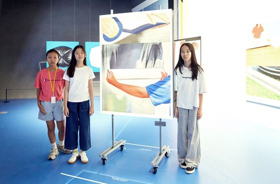 익숙한 이미지를 재조합한 서동신 작가의 '기능적 함수의 오작동' 시리즈를 살펴본 정서우·김보경·김연우(왼쪽부터) 학생기자.