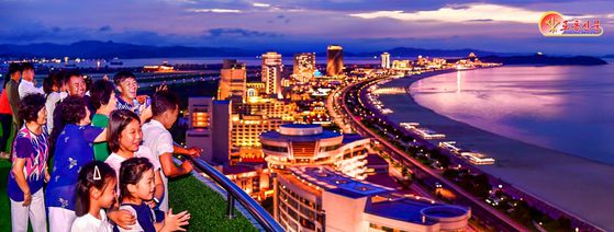 북한 노동당 기관지 노동신문은 지난 10일 “황홀경의 명사십리, 행복의 인파십리”라며 원산갈마해안관광지구를 홍보했다. 노동신문=뉴스1