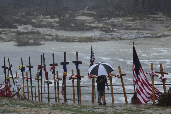 13일 캠프 참가 어린이들이 숨진 텍사스 과달루페 강 인근의 희생자 추모비. AP=연합뉴스