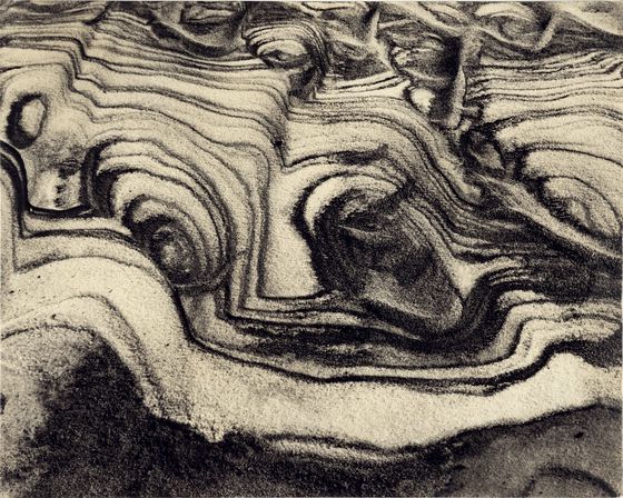 사물과 풍경의 형상을 해체해 추상적 형태로 사진을 탐구한 조현두의 '잔설'(1966). ⓒ서울시립 사진미술관