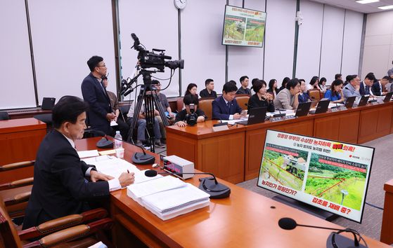 정동영 통일부 장관 후보자가 14일 오전 서울 여의도 국회 외교통일위원회 전체회의장에서 열린 인사청문회에서 농지취득 의혹 관련 김기현 국민의힘 의원 질의를 듣고 있다. 뉴스1