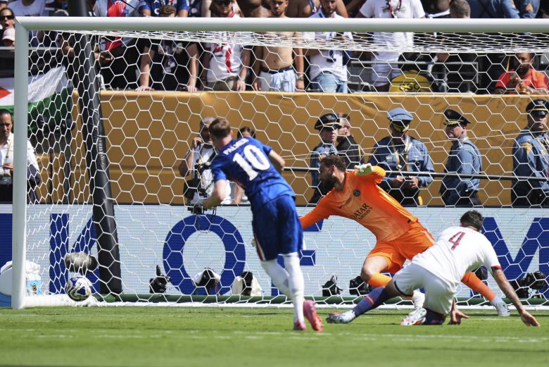 첼시 콜 파머가 PSG 골망 왼쪽 구석을 향해 왼발슛을 쐈다. [AP=연합뉴스]