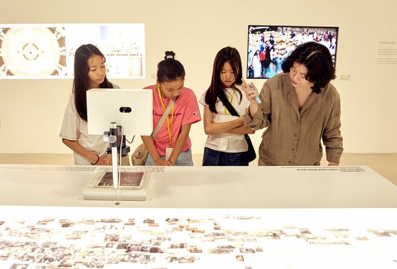 박소진 학예연구사(맨 오른쪽)가 소중 학생기자단에게 사진이 현대 예술에서 어떤 형태로 영역을 확장 중인지 보여줬다.