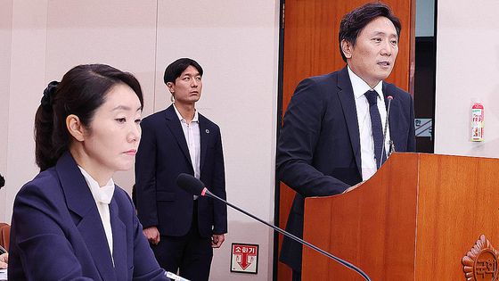 14일 국회 여성가족위원회에서 열린 강선우 여성가족부 장관 후보자에 대한 인사청문회에서 증인으로 출석한 이의일 엑셀세라퓨틱스 대표(오른쪽)가 의원 질의에 답하고 있다. 임현동 기자