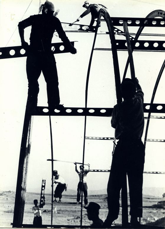 한국전쟁이 끝나고 폐허 속에서도 씩씩하게 살아가는 한국인의 생활사를 기록한 이형록의 '구성'(1956). ⓒ서울시립 사진미술관