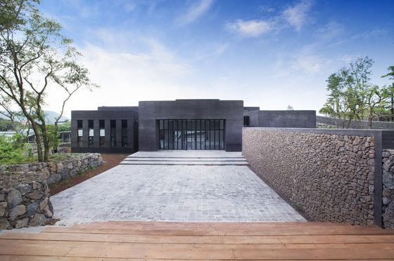 김창열이 기증한 220여 점을 바탕으로 2016년 개관한 제주도립 김창열미술관. 사진 김창열미술관