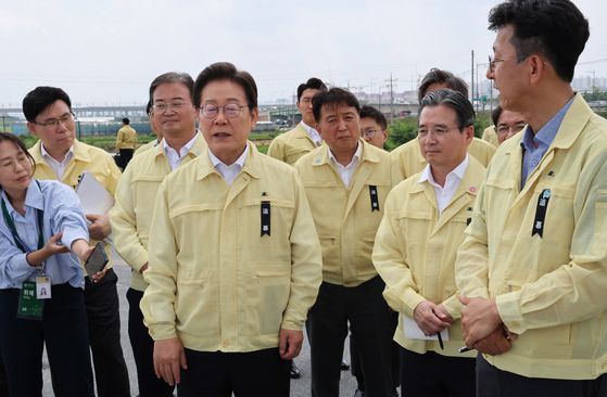 이재명 대통령이 14일 오후 지난 2023년 7월15일 내린 폭우로 침수돼 14명이 사망한 충북 청주시 오송읍 궁평2지하차도 사고현장을 방문해 헌화하고 있다. 대통령실사진기자단