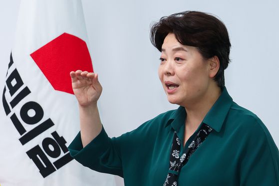 윤희숙 국민의힘 혁신위원장이 지난 10일 오후 서울 여의도 당사에서 브리핑하고 있다. 윤 위원장은 13일 혁신을 위해서는 탄핵의 바다를 건너고, 인적 청산도 필요하다고 강조했다.[뉴스1]