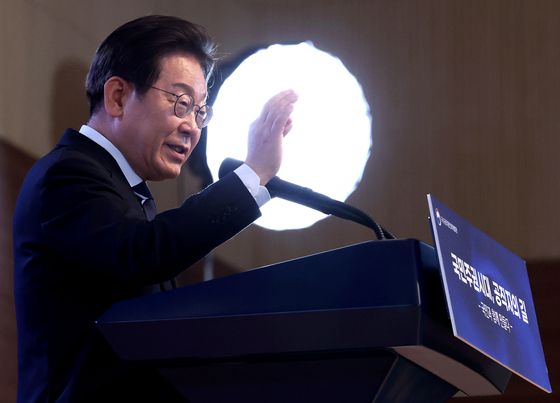 이재명 대통령이 14일 충북 진천 국가공무원인재개발원에서 70기 5급 신임관리자과정 교육생들에게 '국민주권시대, 공직자의 길'을 주제로 특강을 하고 있다. 연합뉴스