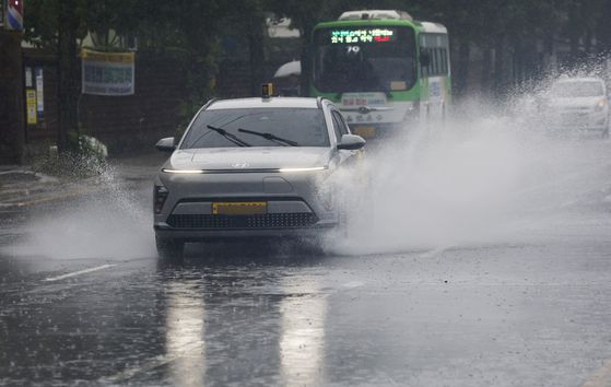 13일 광주전남 일부지역에 호우주의보가 발효된 가운데 남구 월산동 광주천 옆도로에 차들이 물보라를 일으키며 조심스럽게 주행하고 있다. 뉴스1