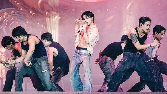 롤라팔루자 무대에서 퍼포먼스 중인 제이홉. 사진 빅히트 뮤직