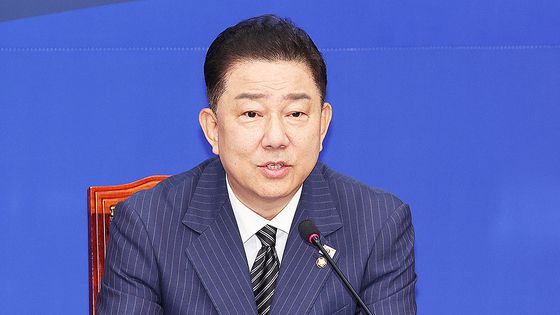 이재명 대통령이 11일 서울 용산 대통령실에서 오늘 정규재 전 한국경제 주필과 조갑제 전 월간조선 편집장과 오찬 회동에 앞서 기념촬영을 하고 있다. 사진 대통령실