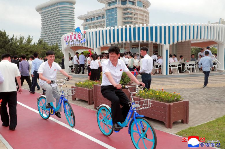 북한이 원산갈마해안관광지구에 백화점, 영화관, 극장, 자전거임대소 등 각종 봉사시설의 운영준비를 완료했다고 조선중앙통신이 지난 4일 보도했다. 관광객들이 자전거를 대여해 해안도로를 달리며 관광을 즐기고 있다. 조선중앙통신=연합뉴스