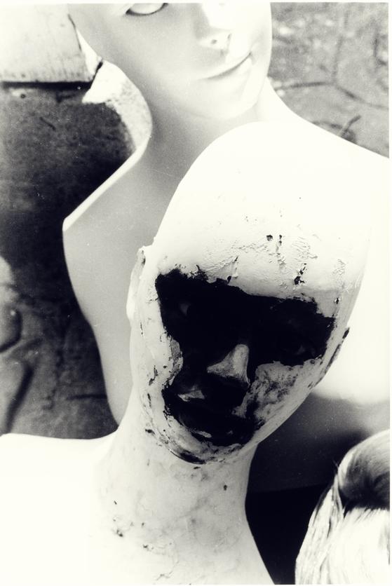 한국 근현대 예술사진사에서 여성주의 사진으로 잘 알려진 박영숙의 'NEW MASK'(1963). ⓒ서울시립 사진미술관