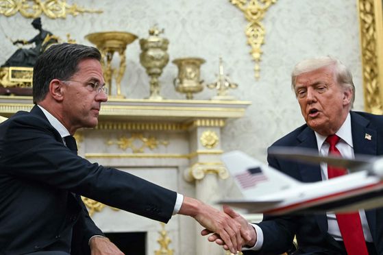 도널드 트럼프 대통령 14일(현지시간) 백악관 오벌 오피스에서 마르크 뤼터 나토 사무총장과 회담 중 발언하고 있다. AFP=연합뉴스