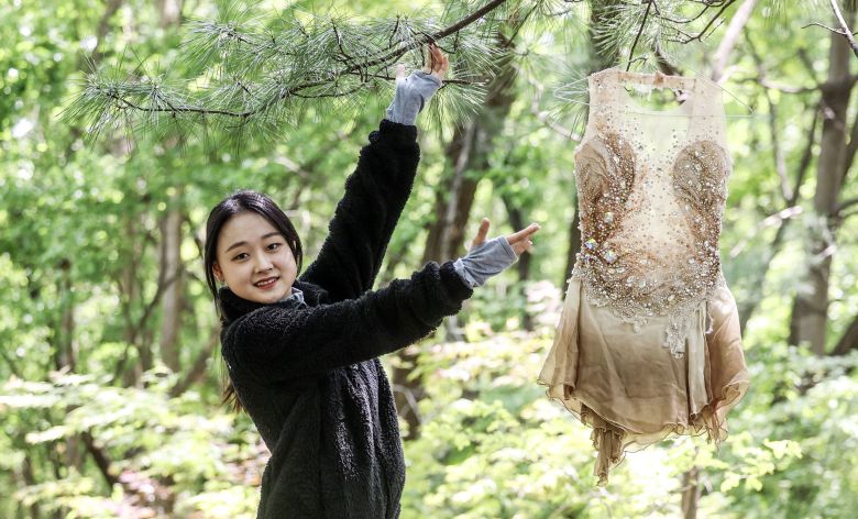 피겨스케이팅 여자 싱글 김채연은 어머니가 제작한 새 의상 옆에서 포즈를 취하고 있다. 김성룡 기자