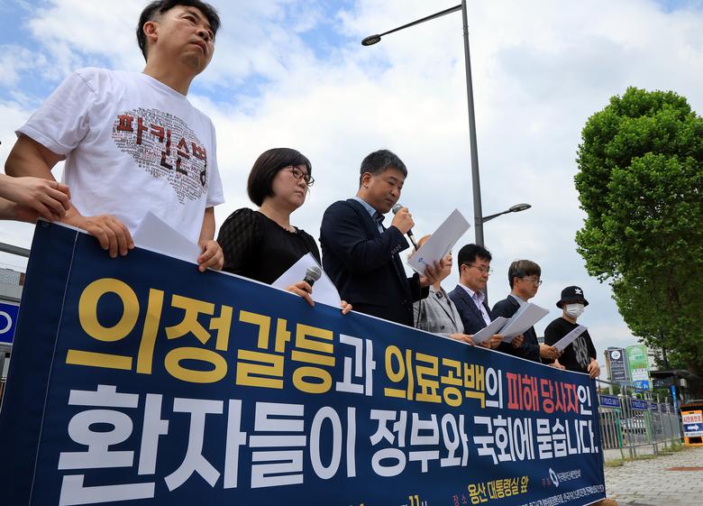 한국환자단체연합회가 14일 서울 용산 대통령실 앞에서 연 기자회견에서 이재명 정부의 ‘환자 중심 의료개혁’ 실현과 정부와 국회에 의정갈등으로 인한 의료공백 재발 방지를 촉구하고 있다. 뉴스1