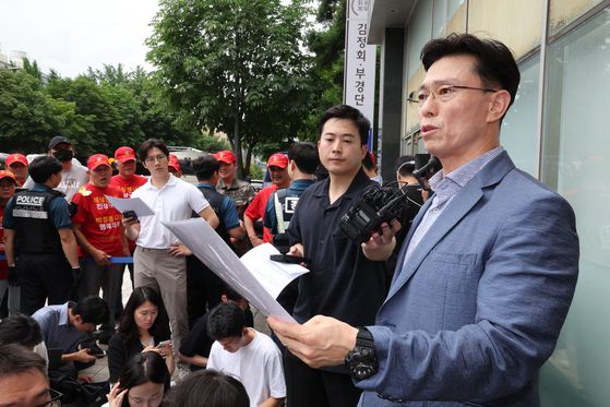 임성근 전 해병대 1사단장이 지난 2일 서울 서초구 서초한샘빌딩에 마련된 순직해병특검팀 사무실에 피의자 신분으로 출석해 입장문을 읽고 있다. 김경록 기자