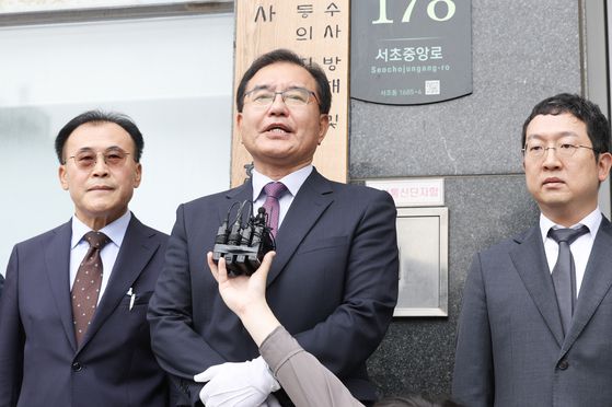 이명현 순직해병 특별검사가 지난 2일 서울 서초구 서초한샘빌딩에 마련된 특검 사무실에서 열린 현판식에서 발언하고 있다. 오른쪽은 정민영 특검보. 김경록 기자