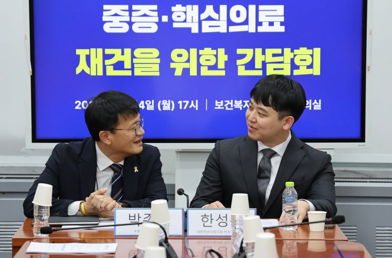 14일 국회 보건복지위원회 소회의실에서 박주민 위원장(왼쪽)을 비롯한 복지위 의원들이 대한전공의협의회 한성존 신임 비상대책위원장을 비롯한 비대위원들과 중증·핵심의료 재건을 위한 간담회를 하고 있다. 임현동 기자