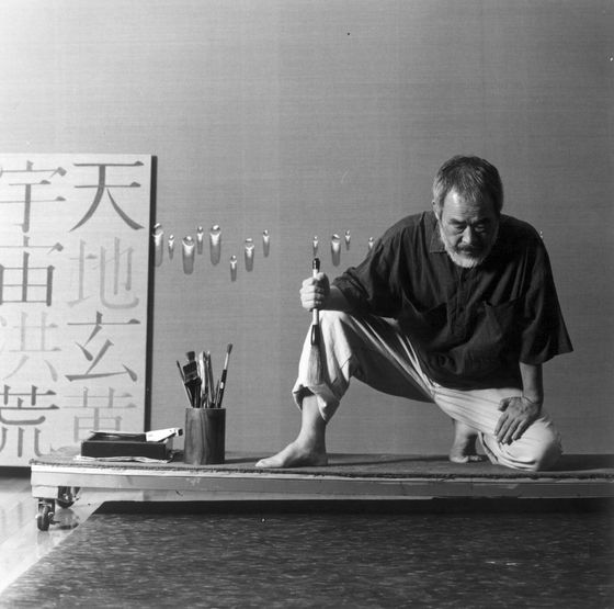 서울 평창동 자택 작업실의 김창열. ‘김창열 화가의 집’으로 개관한다. [사진 김창열미술관]