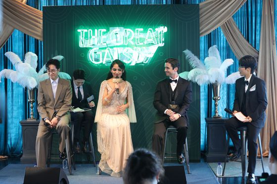 15일 서울 서초구 솔빛섬 무드서울에서 뮤지컬 '위대한 개츠비' 서울 론칭 쇼케이스 '퍼스트 룩(FIRST LOOK)'이 열렸다. 왼쪽부터 신춘수 오디컴퍼니 대표, 배우 센젤 아마디,배우 매트 도일, 진행자 재재.연합뉴스