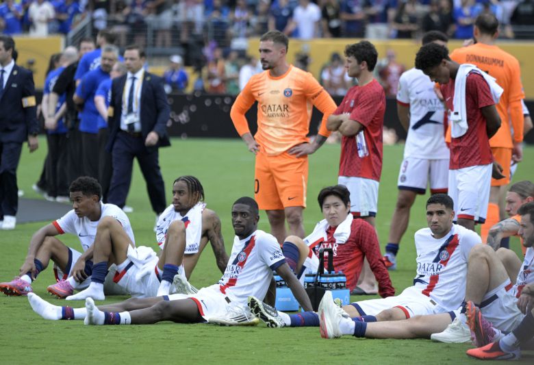이강인을 비롯한 PSG 선수들이 클럽월드컵 결승전 패배 후 허탈한 표정으로 앉아있다. [로이터=연합뉴스]