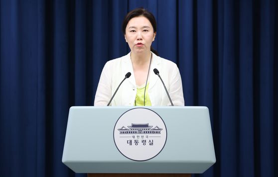 강유정 대통령실 대변인이 15일 서울 용산 대통령실 청사에서 국무회의 결과 및 APEC 관련 브리핑을 하고 있다.뉴스1